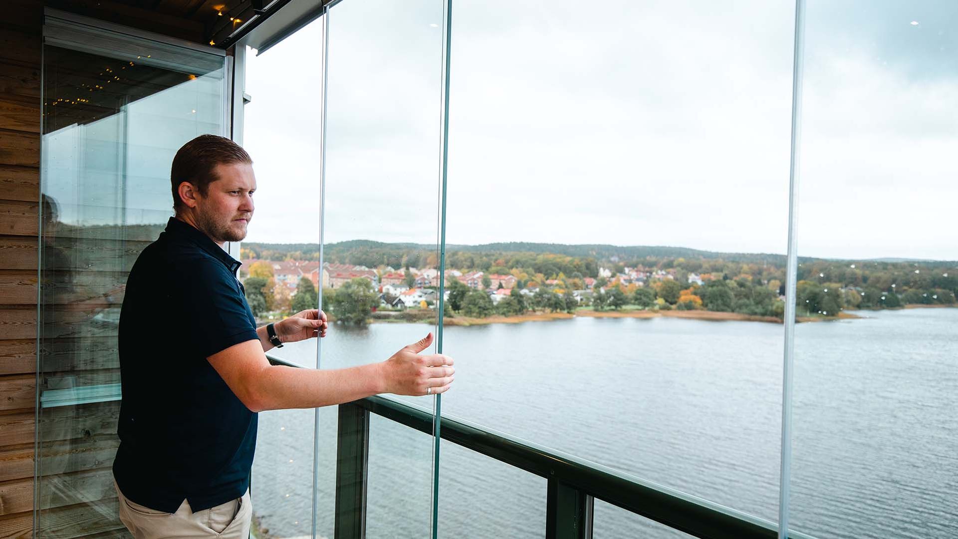 altan med foldeglas og en mand der folder det sammen