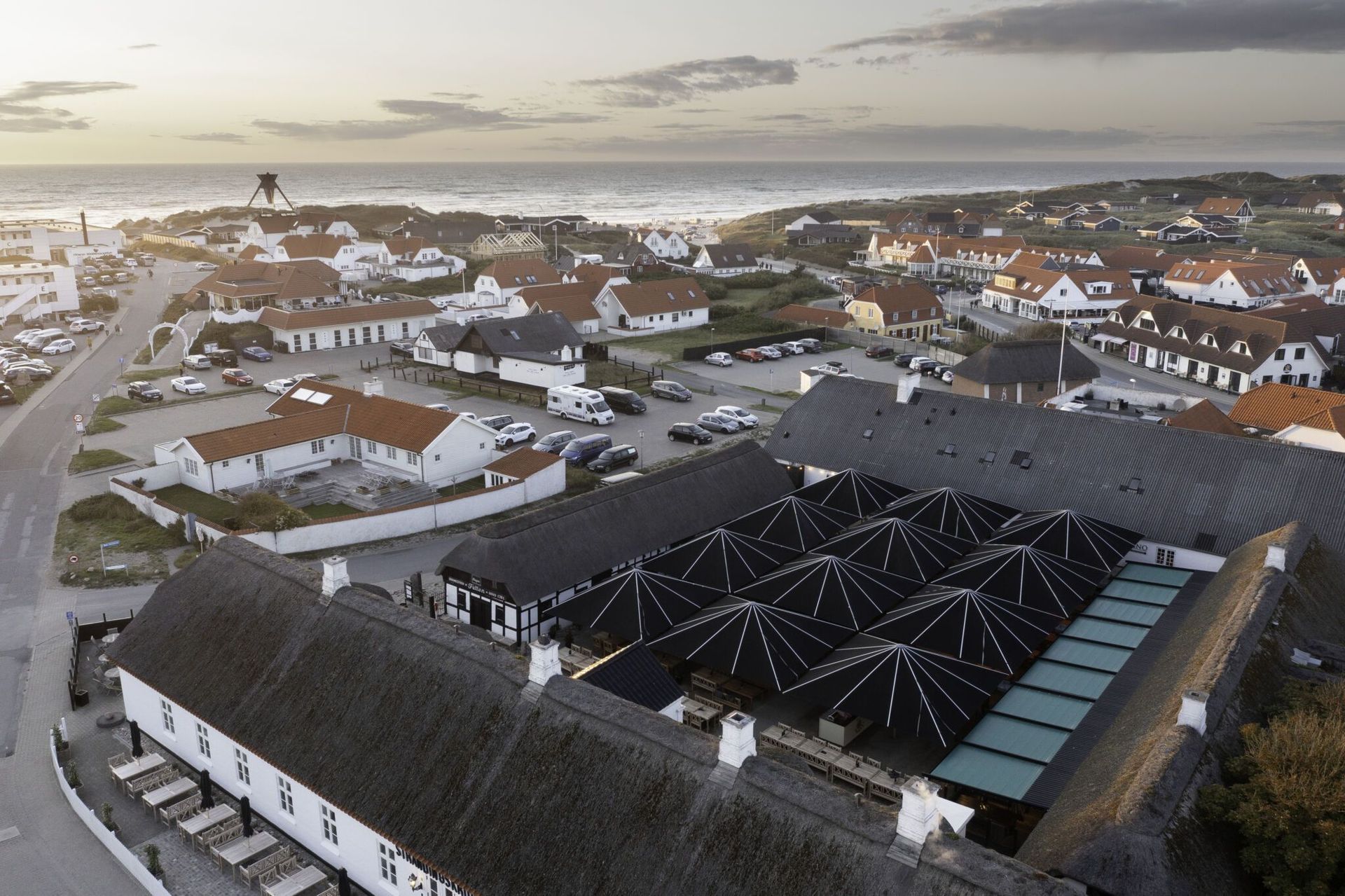 oversigt ud over restaurant futten med drone shot af nye store parasoller