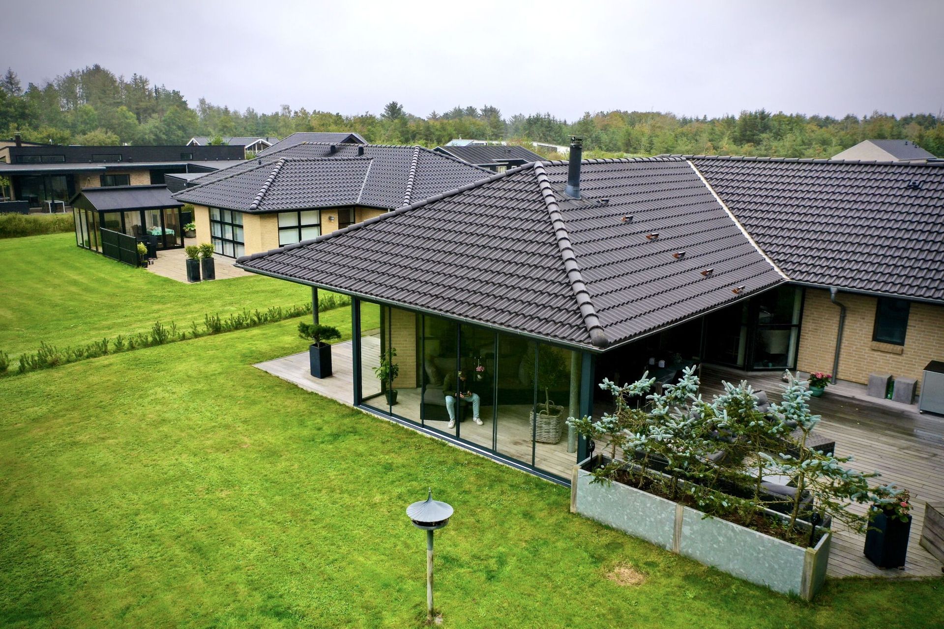 Hus med overdækket terrasse med skydeglas