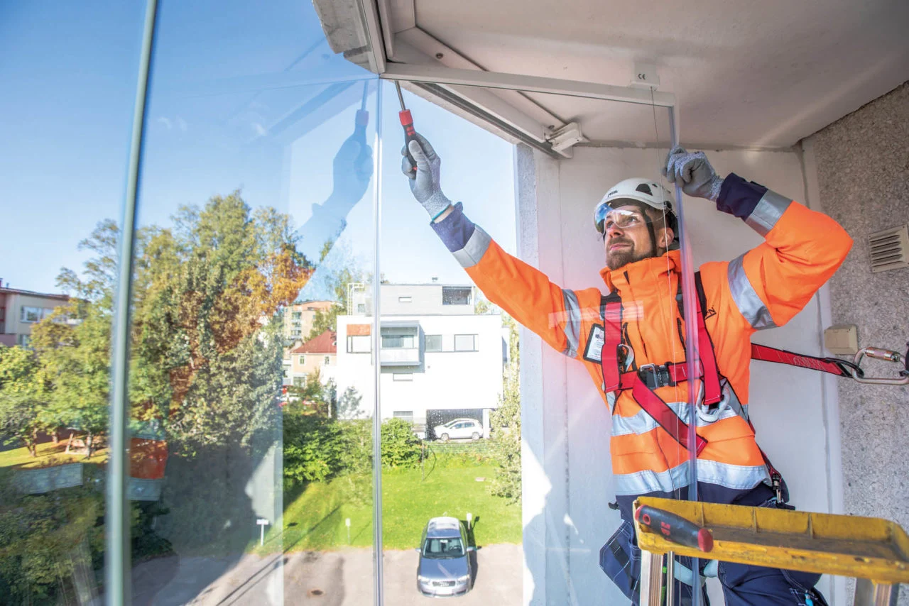 mand sætter foldeglas op