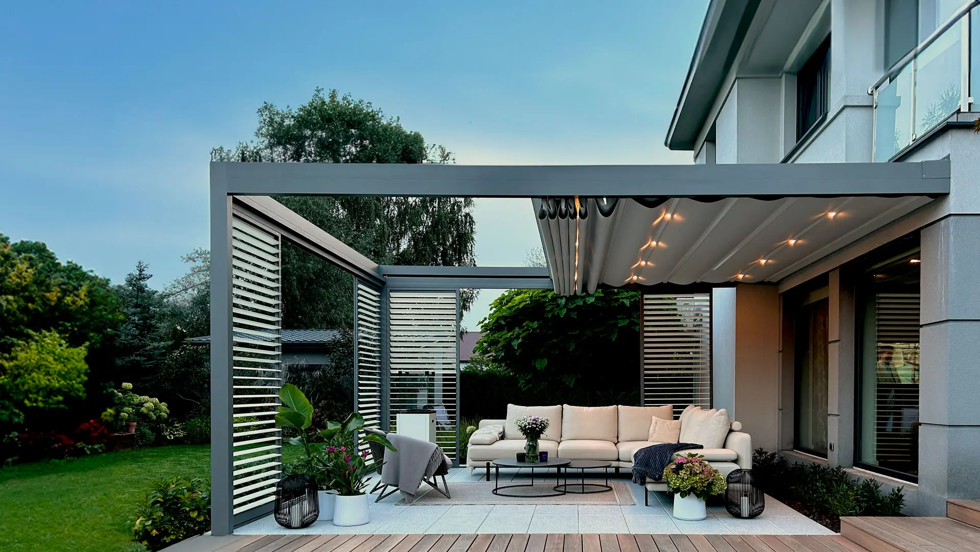 pergola med skydetag og aluminiums skodder