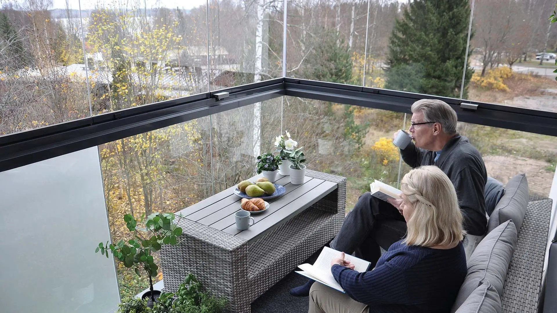 to mennesker på lukket altan med glas